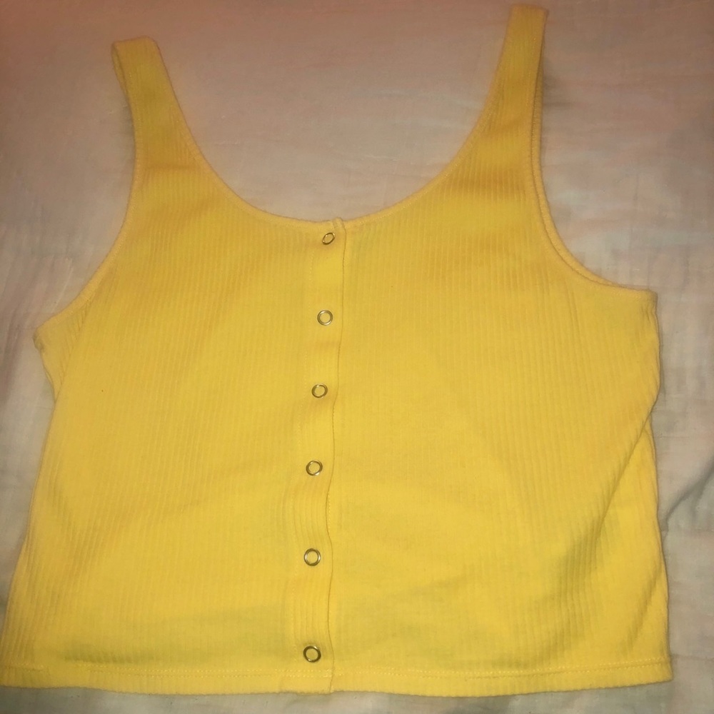 yellow cropped tank top with clasp front 💛☀️